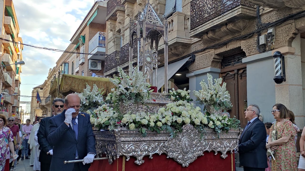 Valdepeñas engalana su procesión del Corpus Christi con la participación de los vecinos.