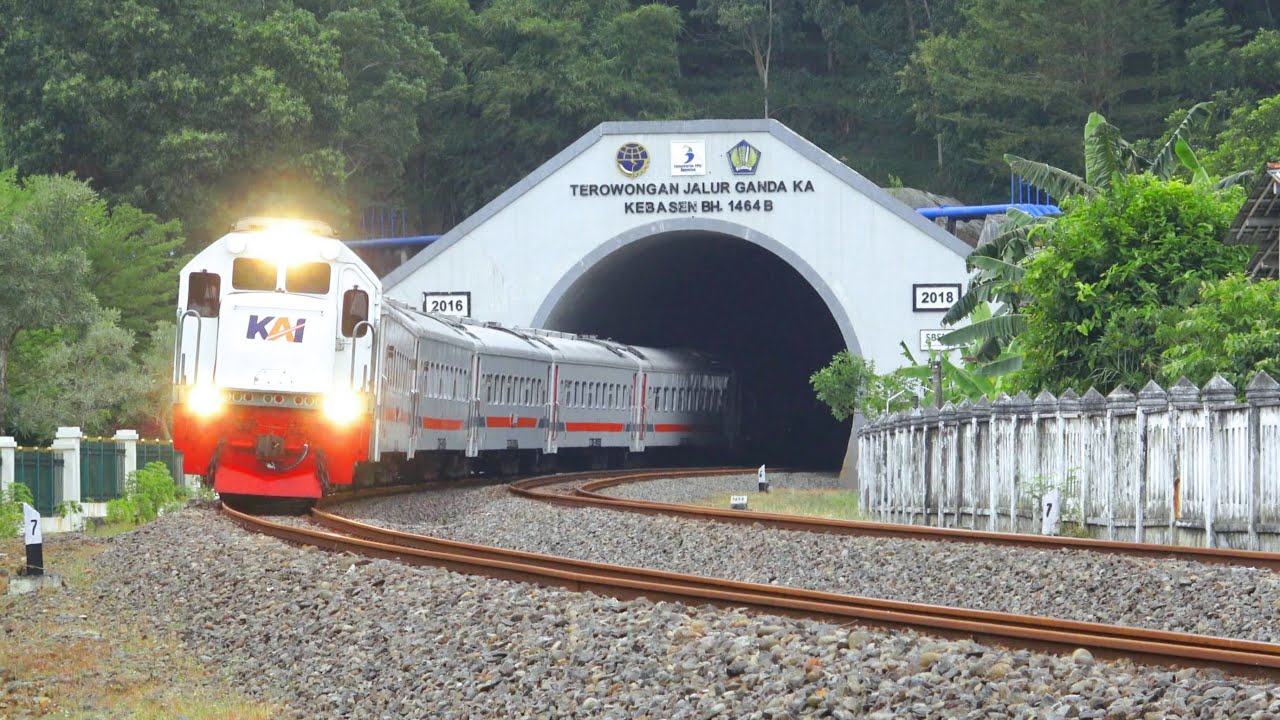 KERETA API PANJANG‼️ MENEMUKAN 28 KERETA API DI TEROWONGAN DAN JEMBATAN