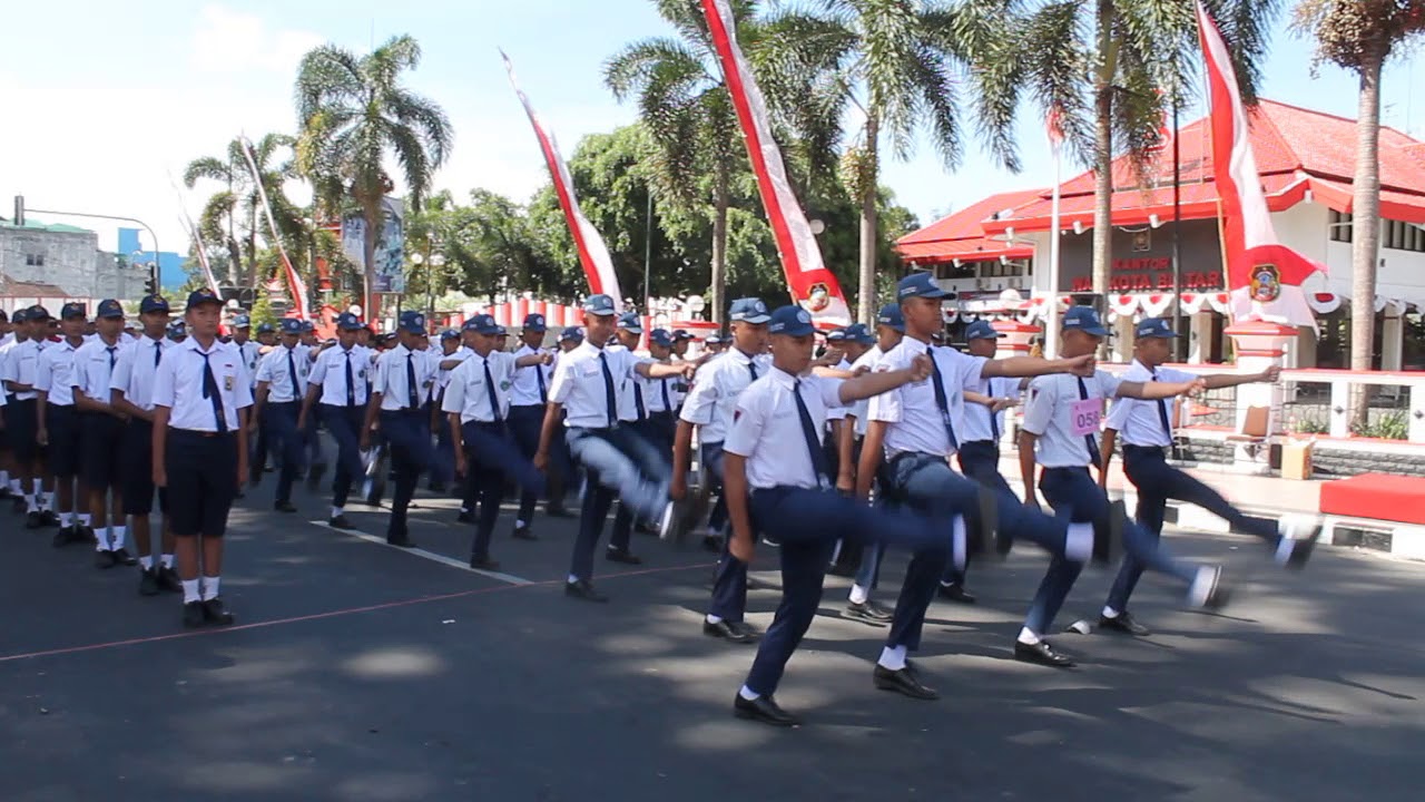 Baris siswa Putra MTsN 2 Kota Blitar