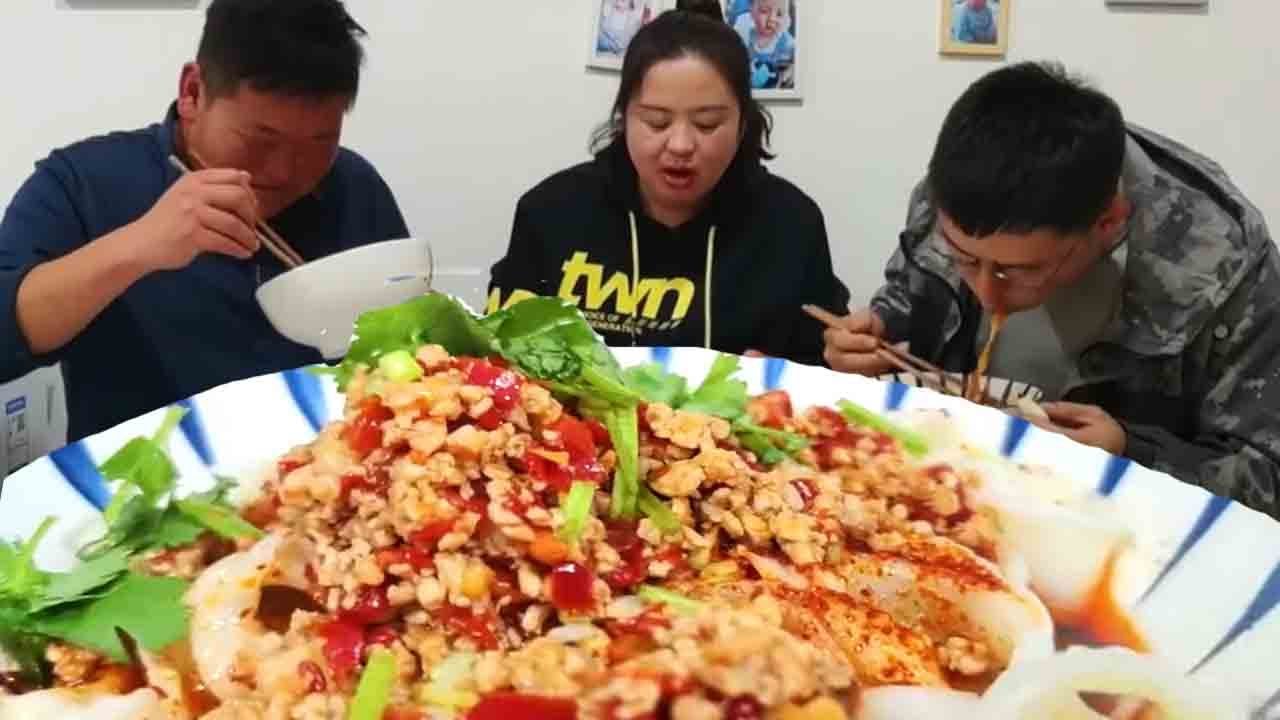 丹丹做剁椒油泼面，根根面上挂满剁椒红油，星哥连吃两大碗！【胖手手丹丹】