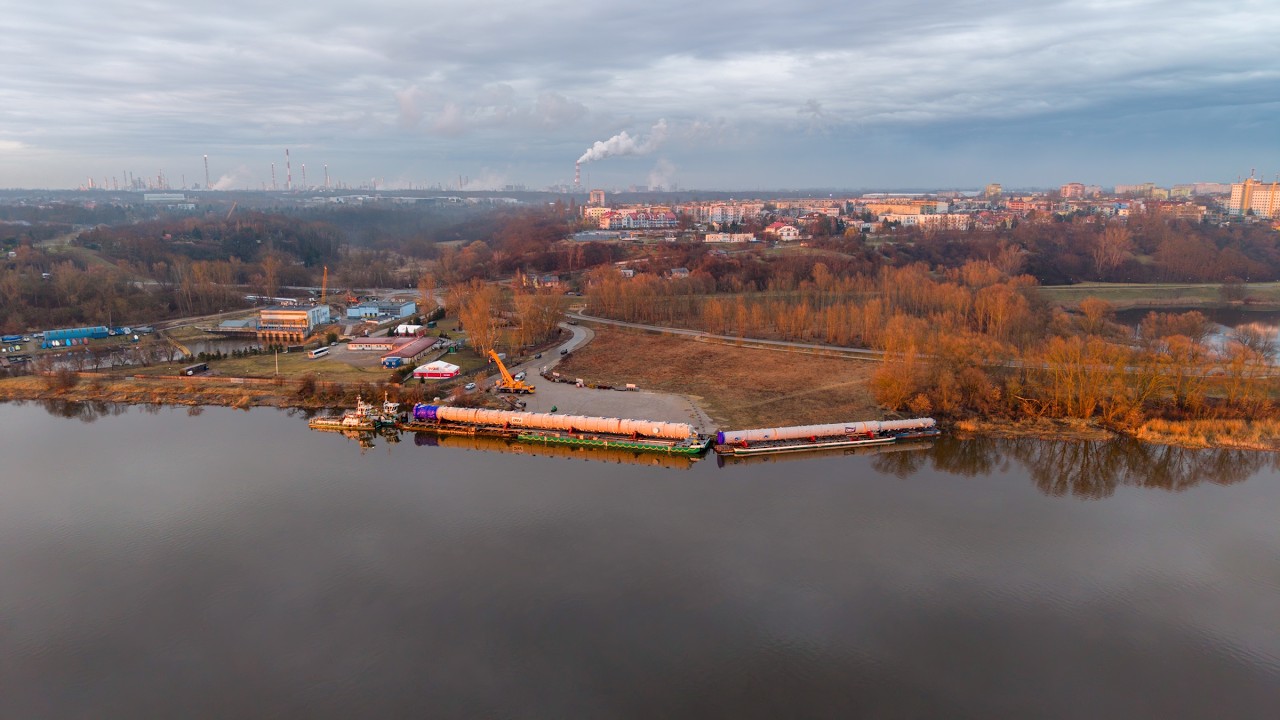 Transport ogromnych kolumn dotarł do Płocka