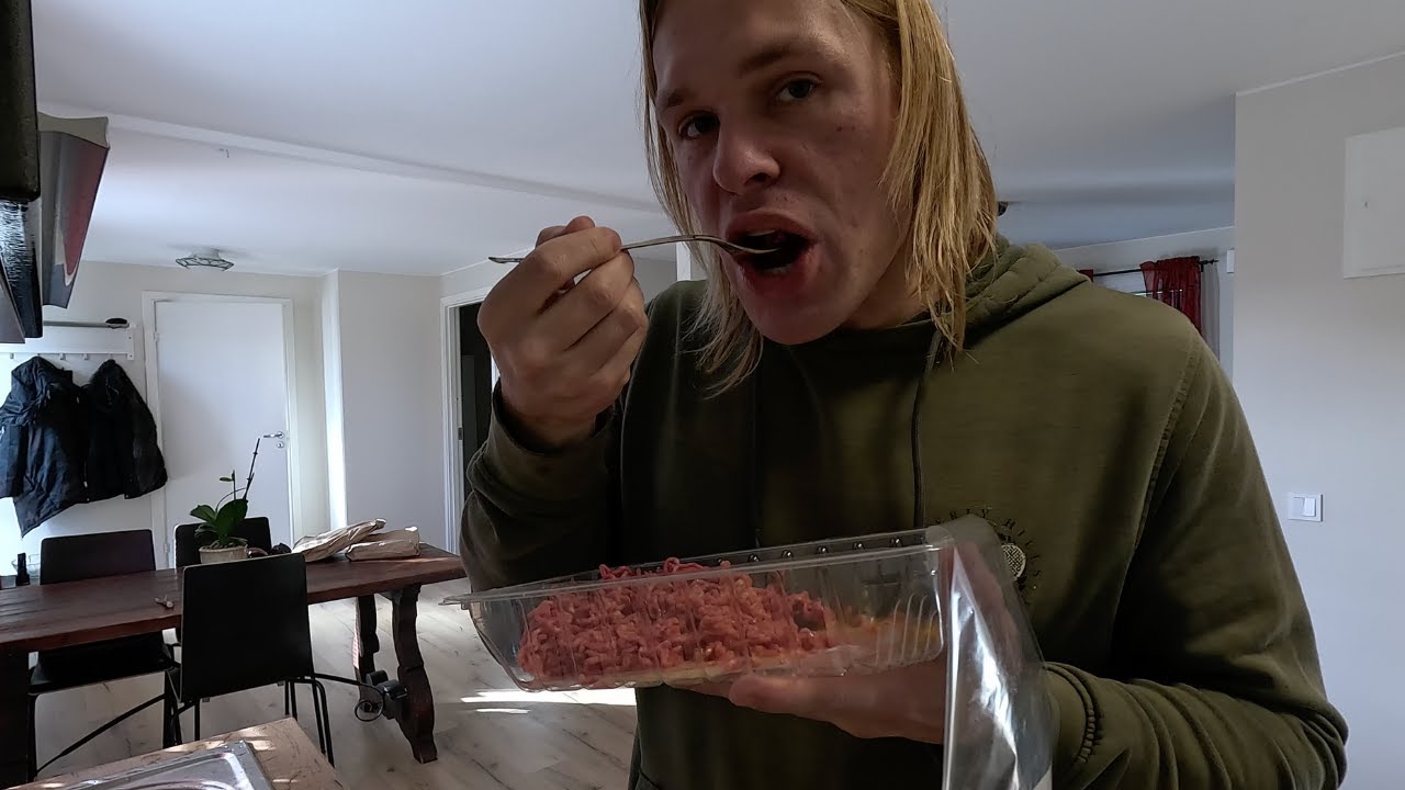 1kg of Raw Fatty Ground Beef & 8 Raw Egg Yolks (Cholesterol&ndash; & Nutrition&ndash;Maxxing)