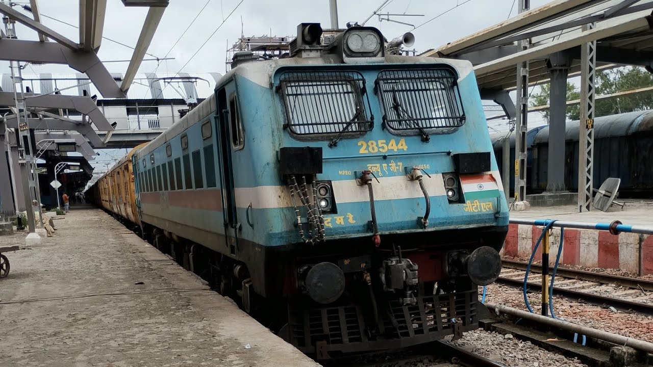 28544 Guntakal WAG-7 Leading SSS Hubballi Guntakal passenger @tgrailfanclub6040 @CR_RAILFAN_PUNE 