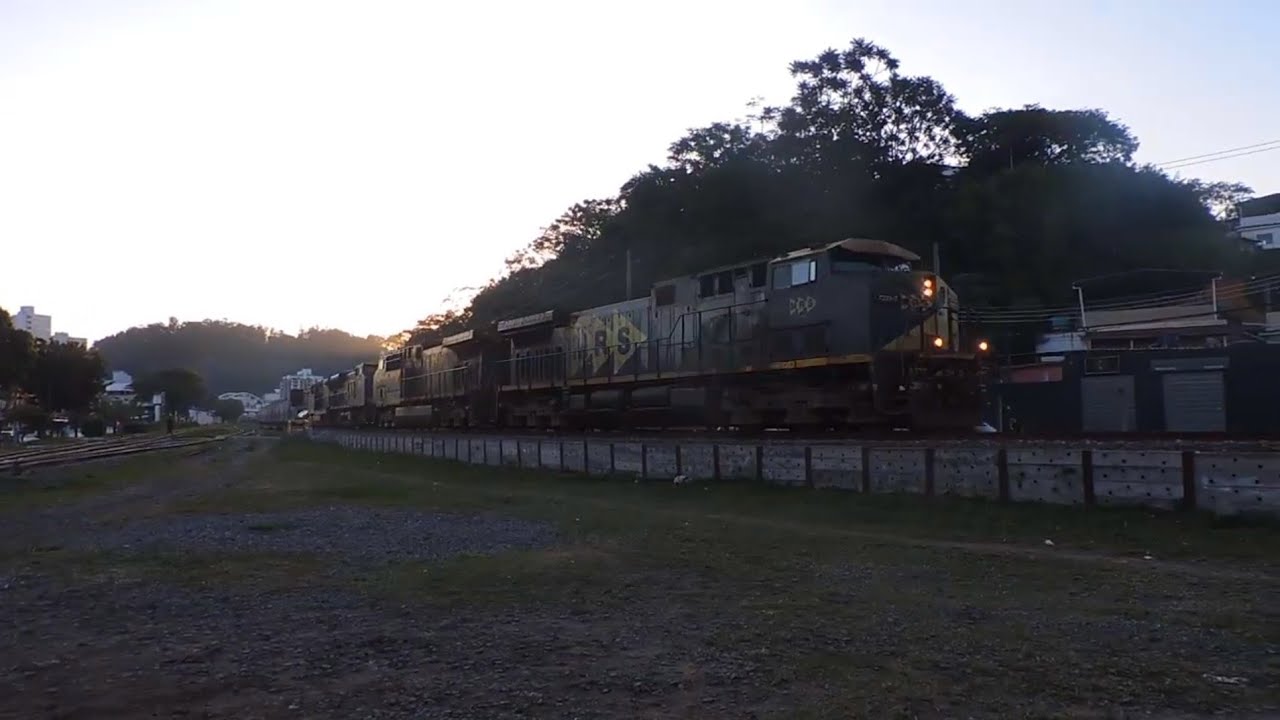 Trem de cimento vazio com vagões 