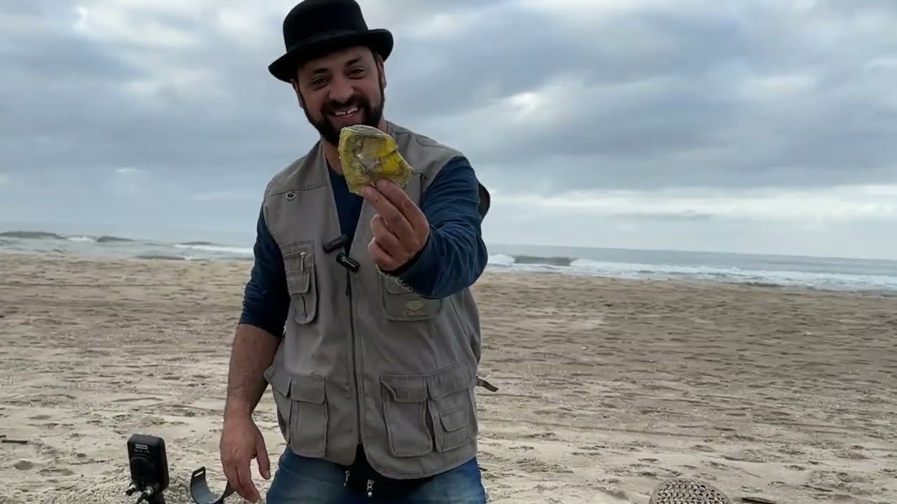 Muitas joias Encontrei tudo isso na praia com detector de metais