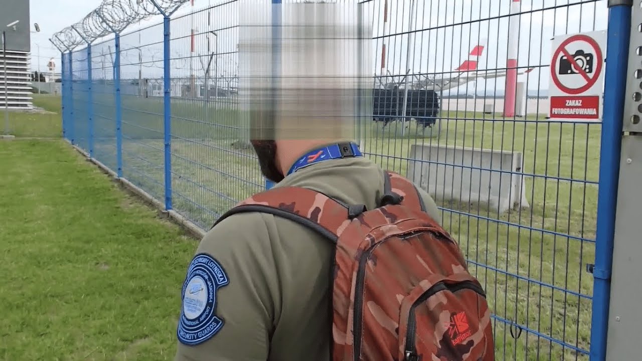 Lotnisko Rzesz&oacute;w Jasionka - Lotniskowy Strażnik - Z bronią służbową po pracy Straż Ochrony Lotniska