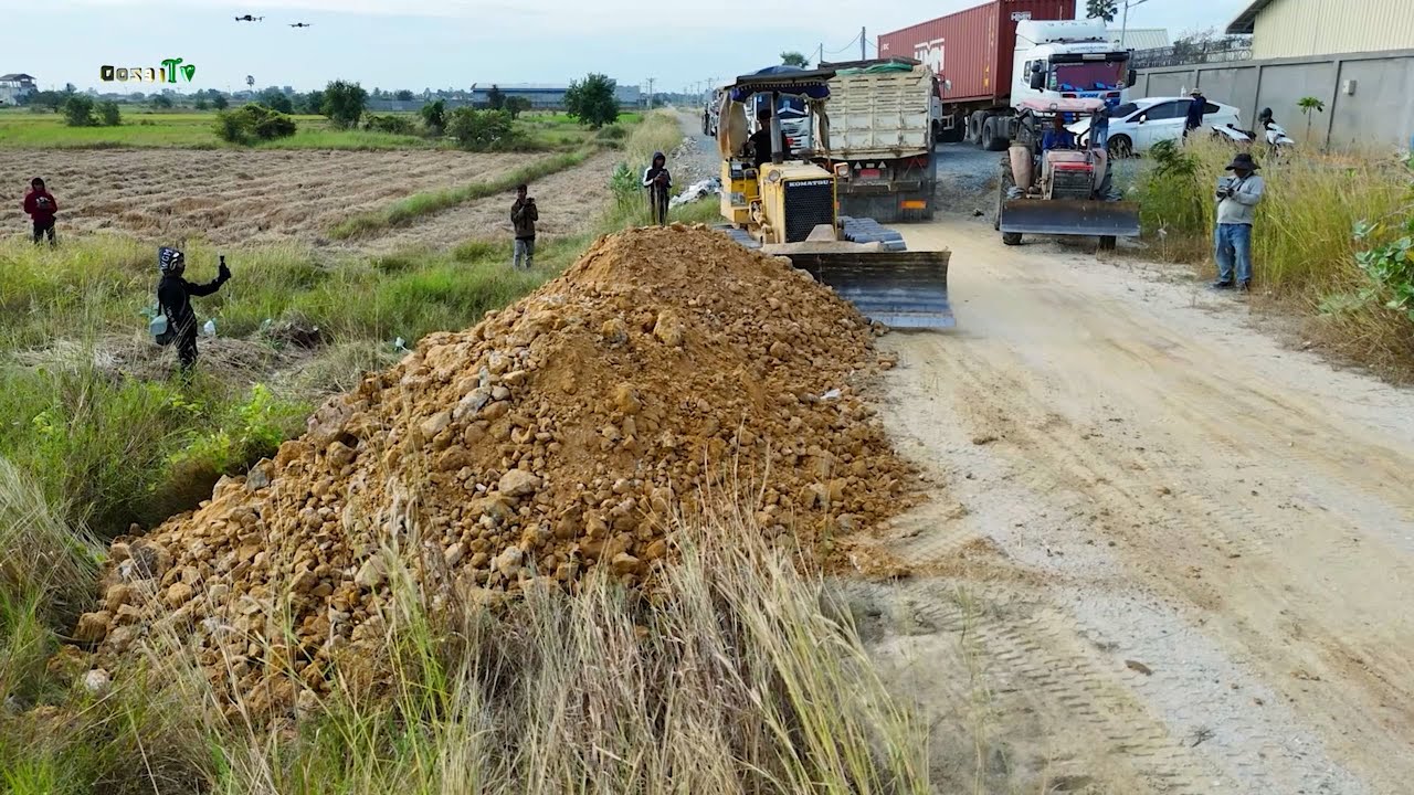 Just New Project!! Operation Using D31P KOMAT’SU Dozer and 5-Ton Dump Trucks Filling Flooded Land.