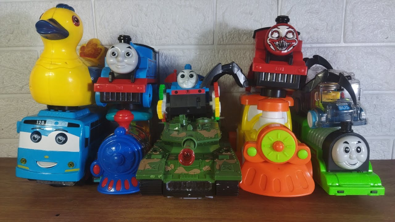Colección de juguetes coloridos: trenes, autos y lindas amigas.