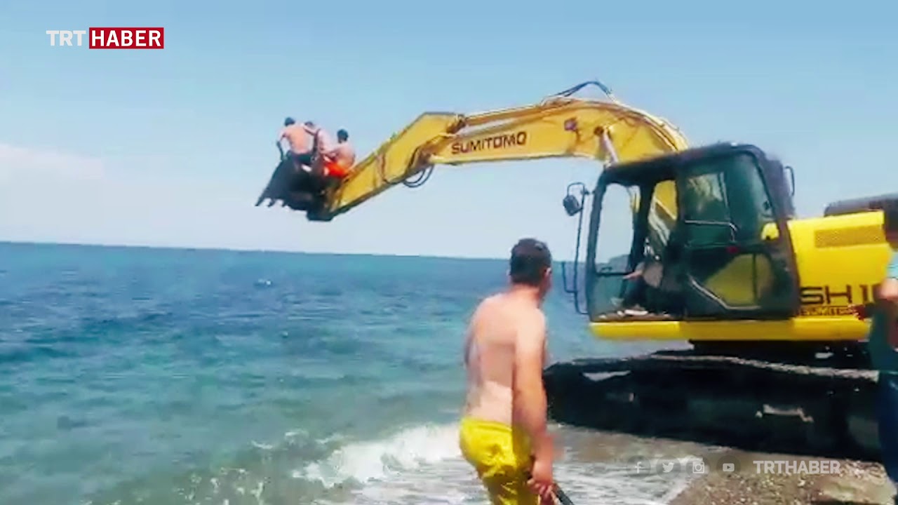 Zonguldak’ta denize giren vatandaşların eğlencesine bir iş makinesi ortak oldu