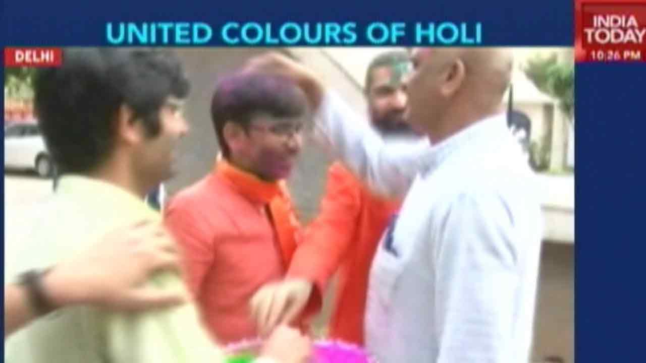 AAP, BJP Leaders Celebrate Holi Together