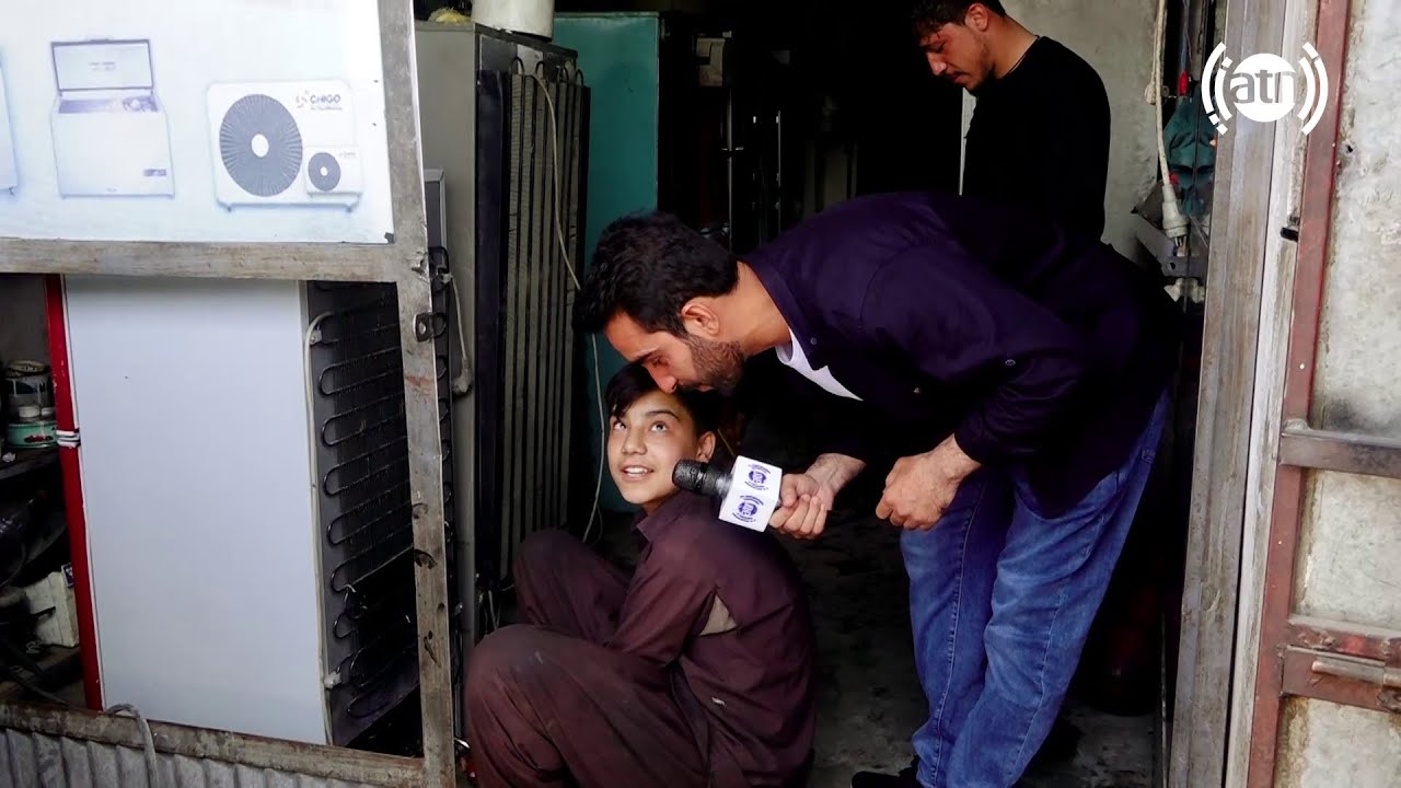 Fridge repairer and his rush market in Chaman Hozori / یخچال ساز و بازار گرم او در چمن حضوری