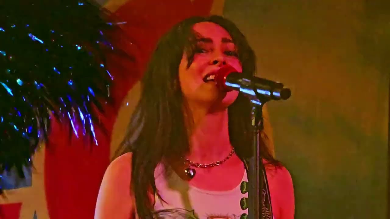LØLØ - u turn me on (but u give me depression) - Live in Manchester!