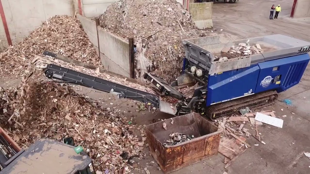 EDGE VS420 Shredding Wood Waste