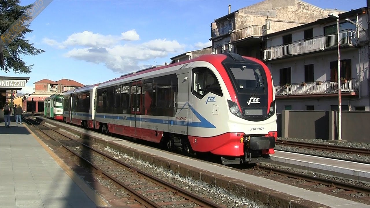 Vulcano DMU-002 Newag delle FCE in sosta a Randazzo