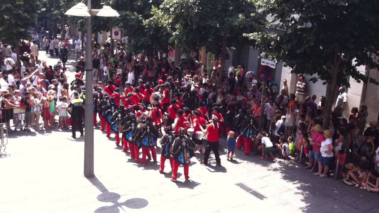 Desfilada. Arribada Diablesses i Tabalers. Les Santes 2013