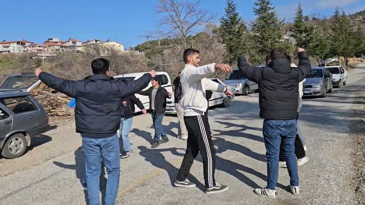 DEMİRCİ'NİN MAHMUTLAR KÖYÜNDE MUSTAFA ALİ DARICI VE ARKADAŞLARI OYNUYOR 06-03-2026