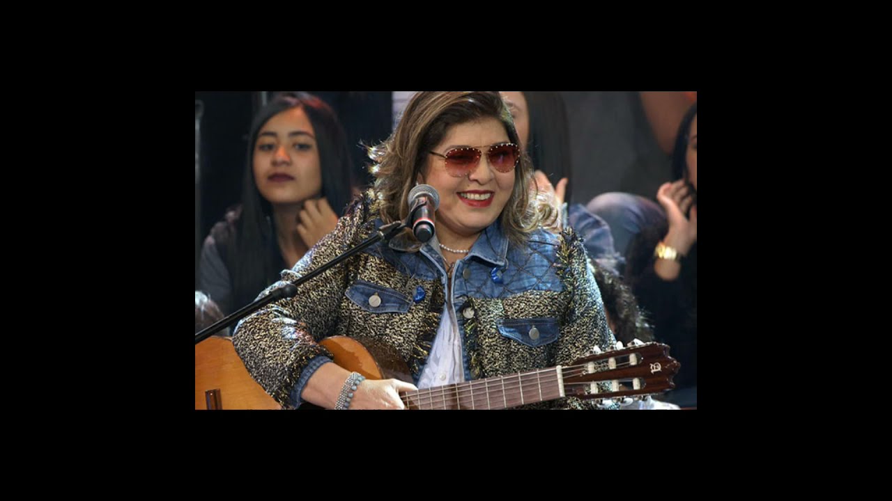 Roberta Miranda ( tudo em você me atraí ). Everything about you attracts me.