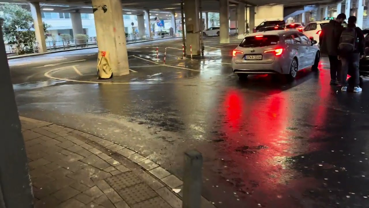 Пункт высадки пассажиров Uber в аэропорту Дюссельдорфа находится на уровне прилета, через дорогу,...