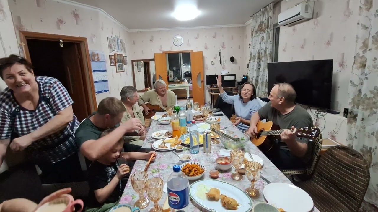 А я милого, узнаю по походке
