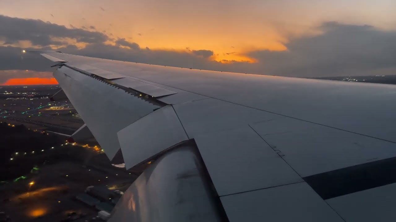 Singapore Airlines Boeing 777-312ER Sunset Landing at Tokyo Narita