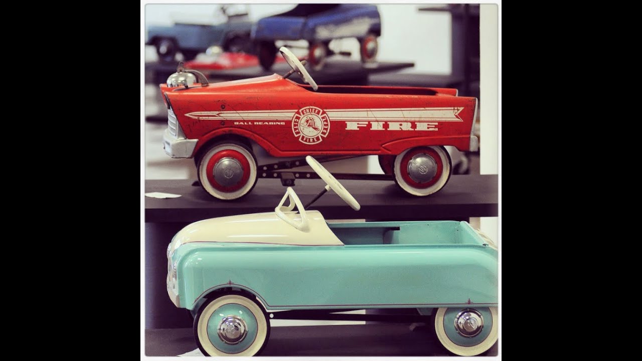 Выставка старинных педальных машин Виктора Шрекенгоста