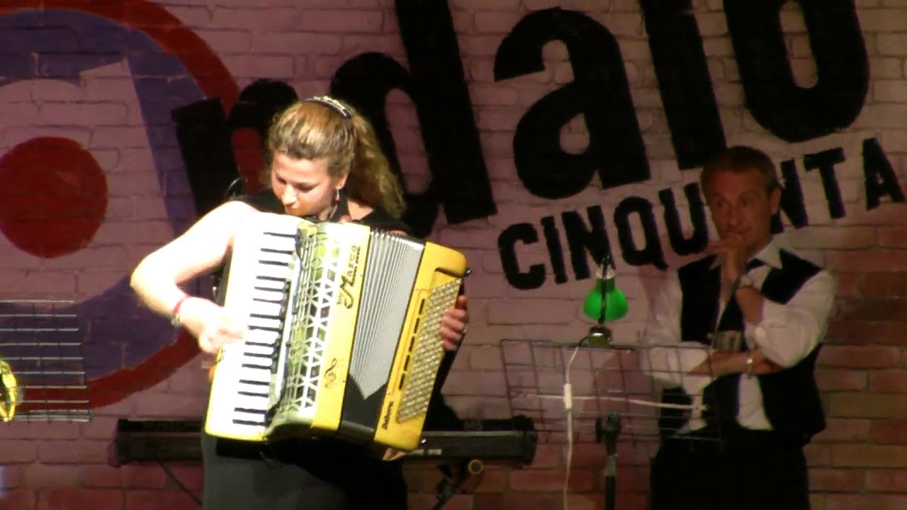 Debora Sbarra Esegue 
