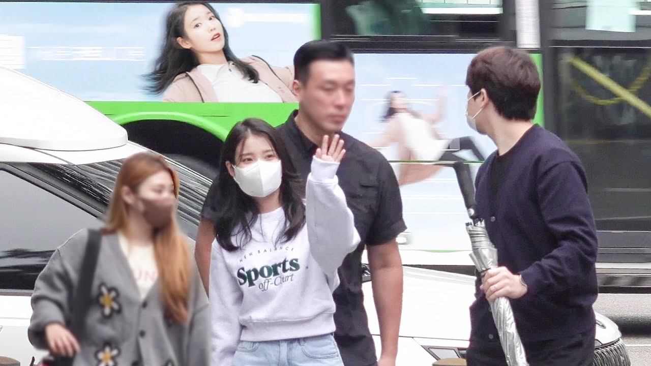 아이유(IU) 뒤에 아이유!!??  출퇴근길 직캠 @221002 뉴발란스 런온