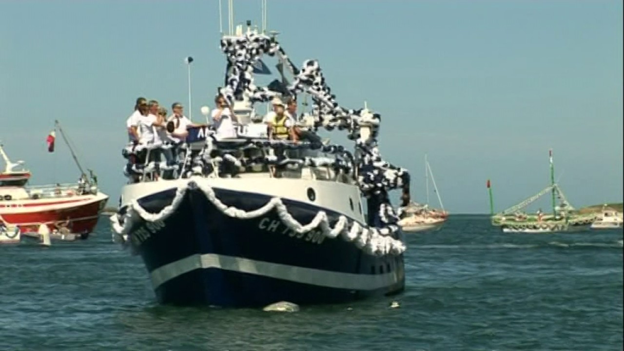 COTENTIN     , cérémonie en hommage aux péris en mer ,à SAINT VAAST LA HOUGUE