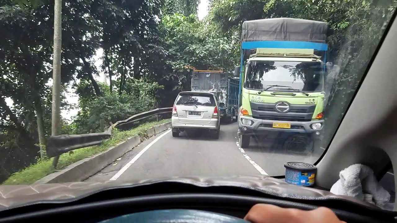 NYALIP DARI KIRI DI JALUR MEDAN BERASTAGI SUDAH BIASA