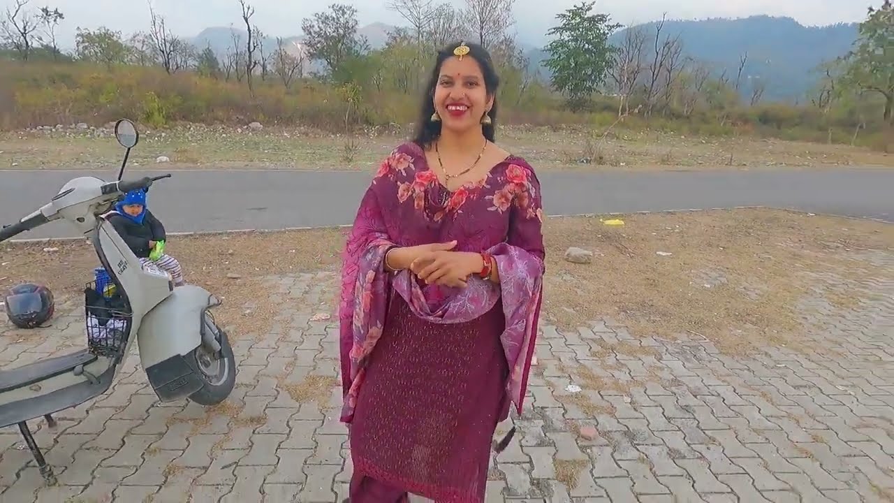 Girl Riding Old Vespa Scooter with Punjabi Style 🔥🔥🔥#lmlvespa #vespa #vintage #punjabi #girlrider