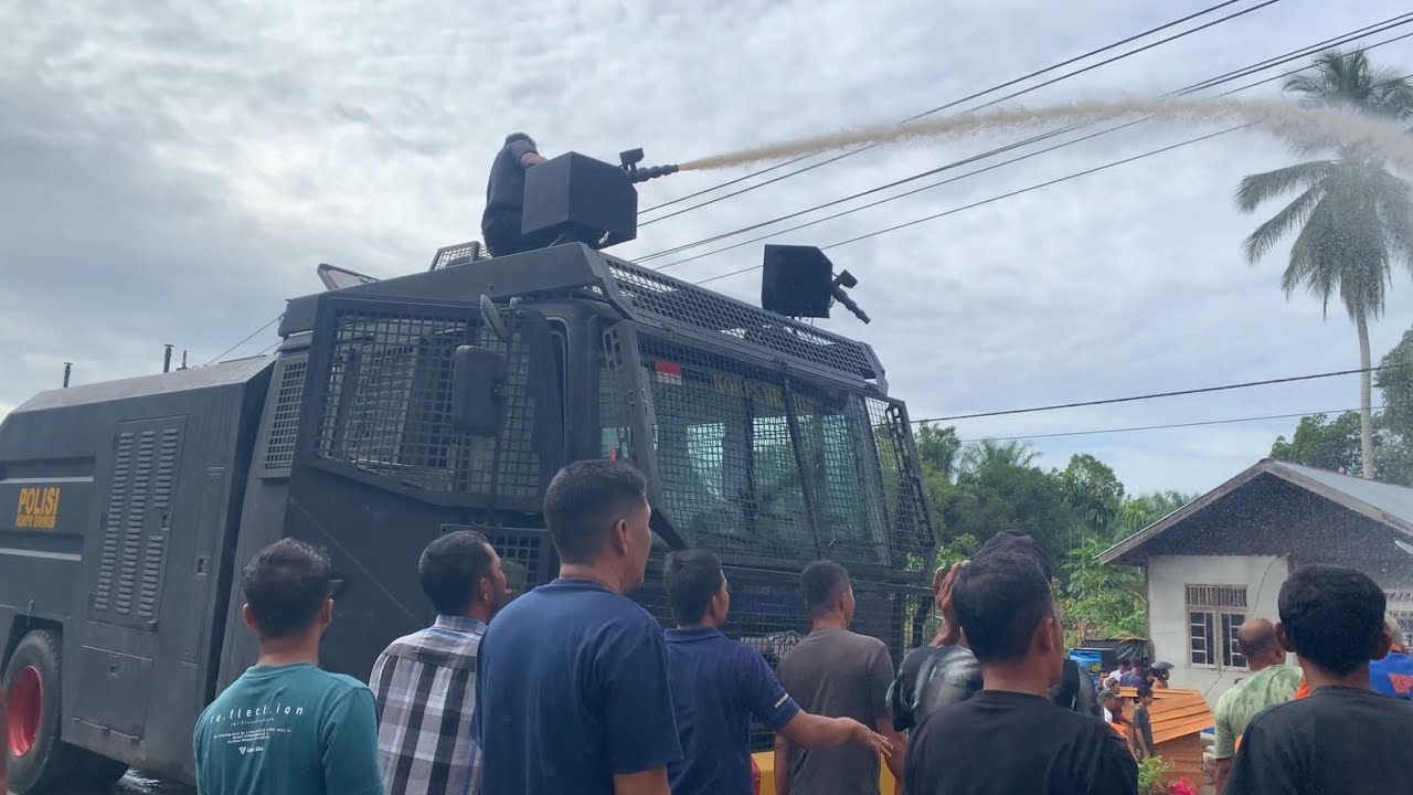 Personel Brimob Aceh Sigap Padamkan Kebakaran Rumah di Aceh Selatan
