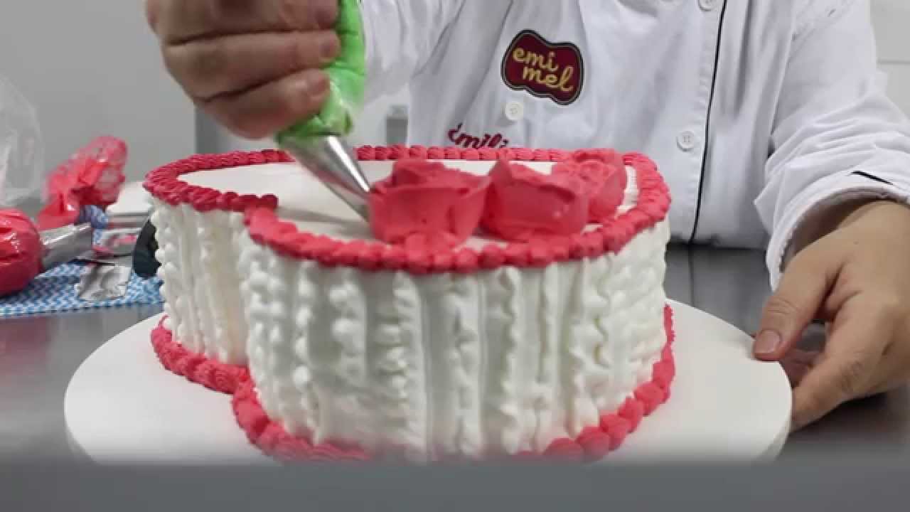 Bolo formato de coração confeitado com chantilly e rosas de chantilly