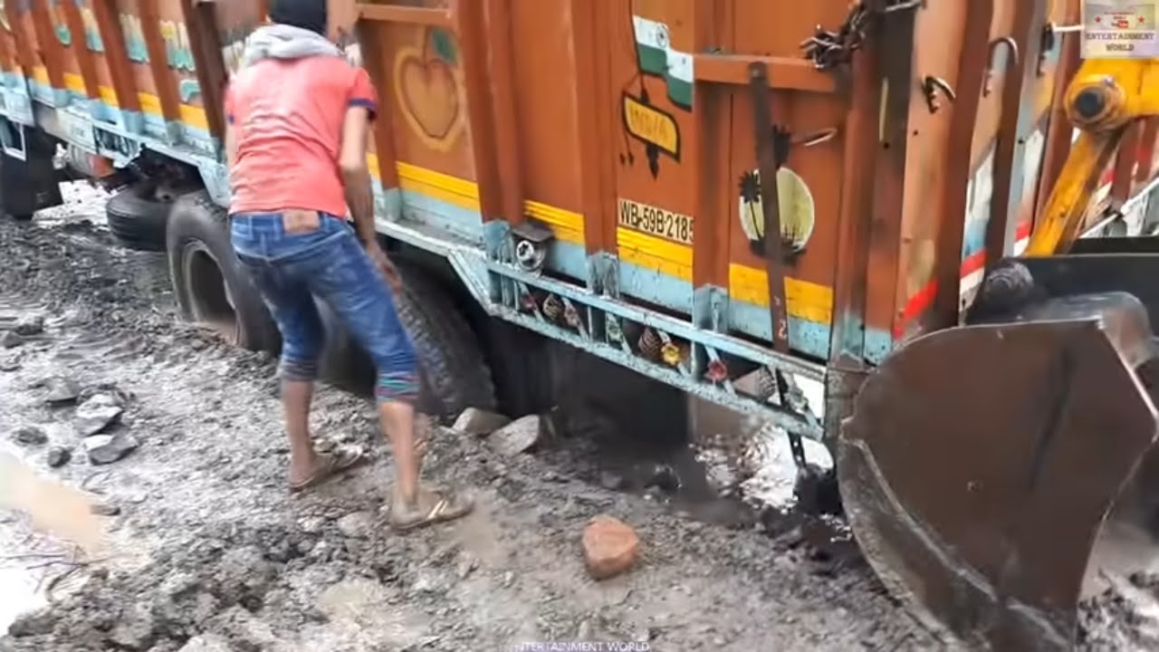 10 Wheeler Tata Truck Stuck During Rain Rescued By New Jcb 3dx Machine.