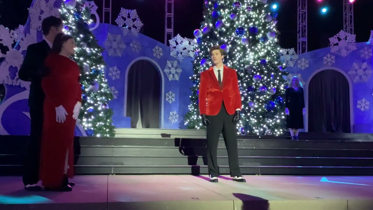 Открытие шоу «Yuletide Follies» на зимнем фестивале Kings Island в 2025 году