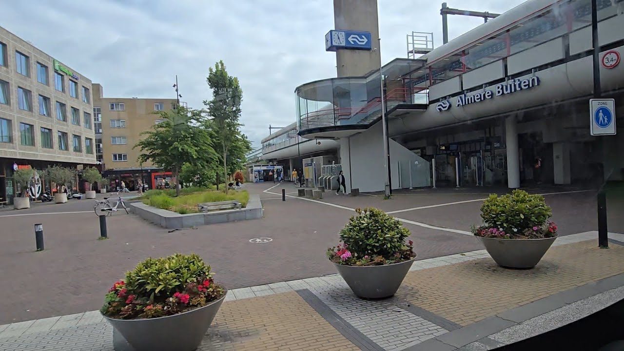 Met de bus van  Almere Buiten naar Almere Centrum