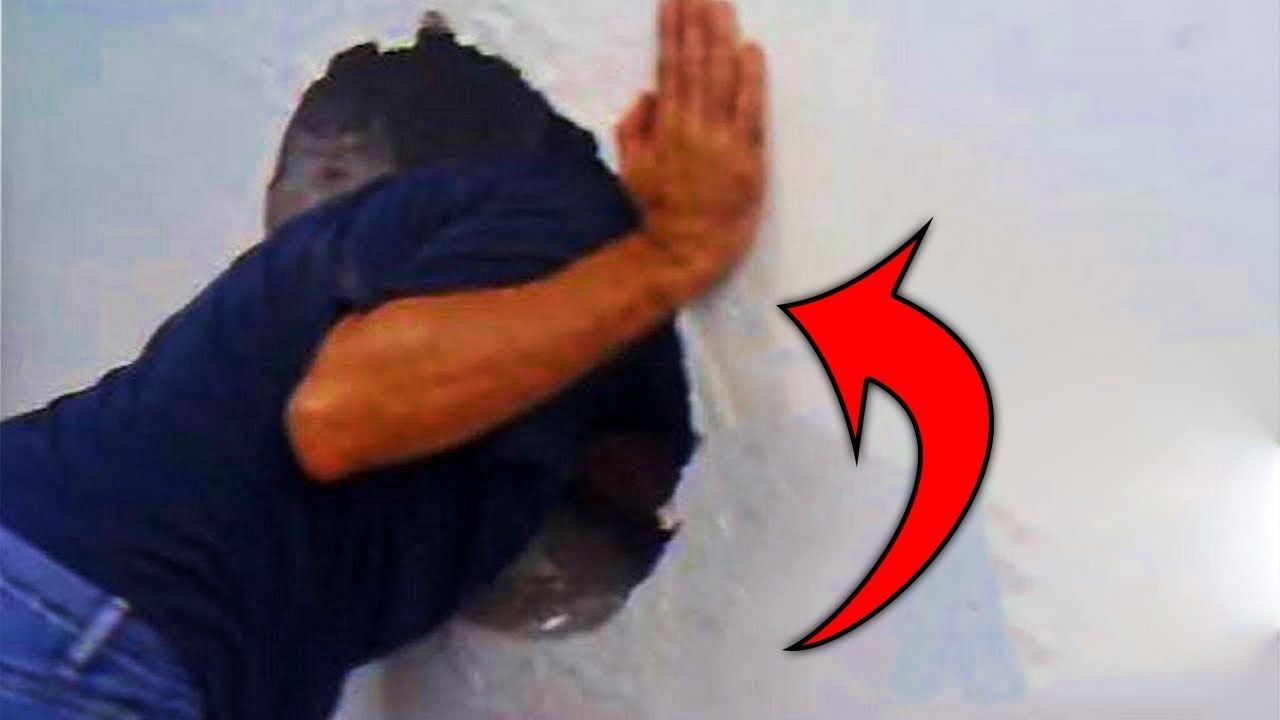 После смерти двух братьев и сестер, оставивших свой дом в заброшенном состоянии, аукционисты сдел...