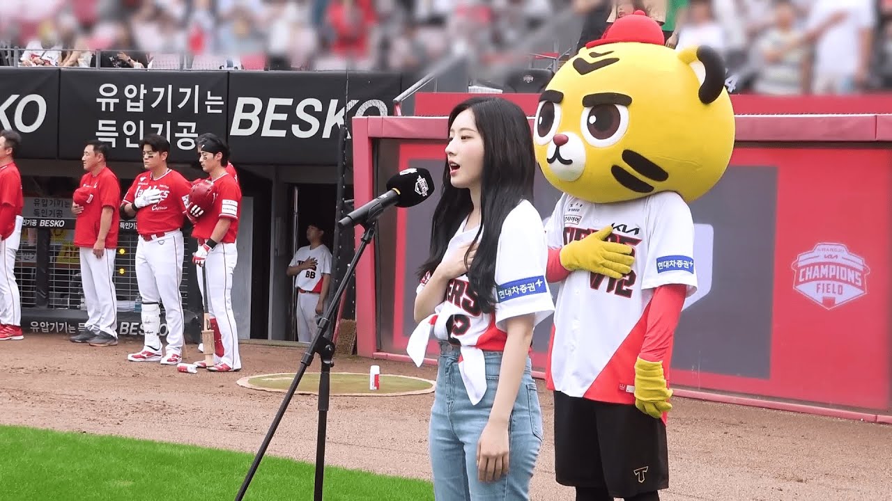 Haseul singing the Korean national anthem in opera style