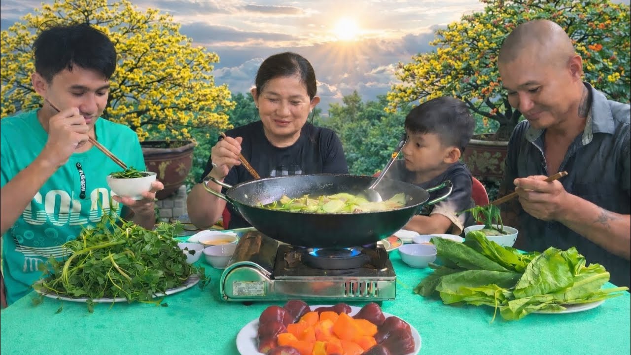 Mừng Xuân Đón Tết, Cả Nhà Sum Vầy Bên Nồi Lẩu.......