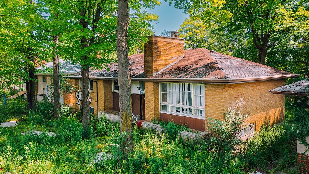 Creepy ABANDONED Apocalyptic Neighborhood FORGOTTEN By The World l Where Is Everyone???
