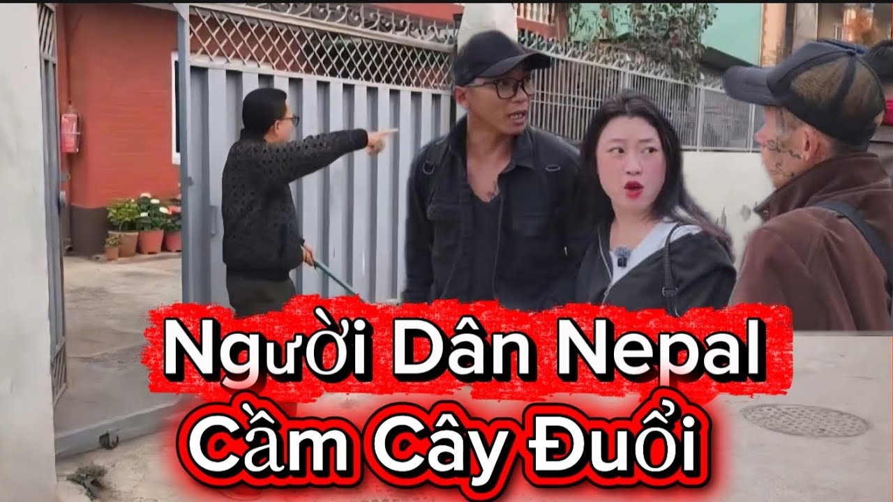Người Dân Nepal Cầm Cây Đuổi Khách Du lịch Việt Nam Đi Theo Đoàn Tu Giả