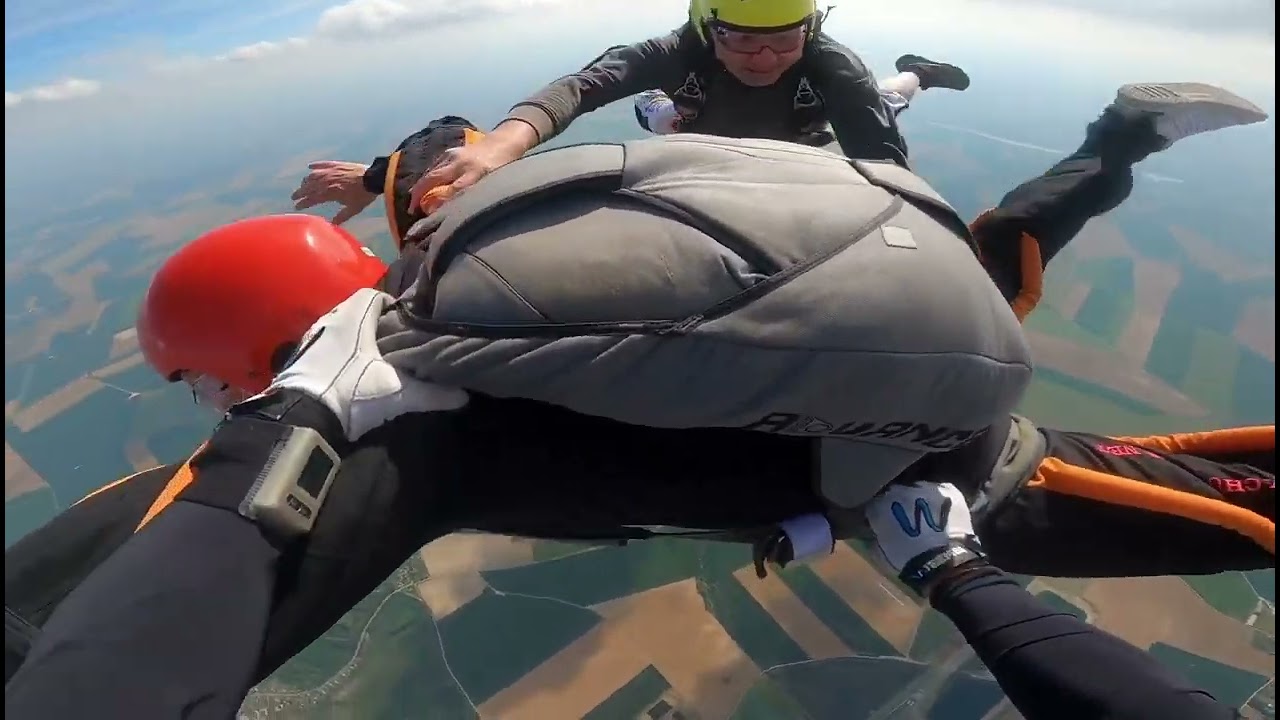 Premier Saut solo PAC parachute 4000 mètres .