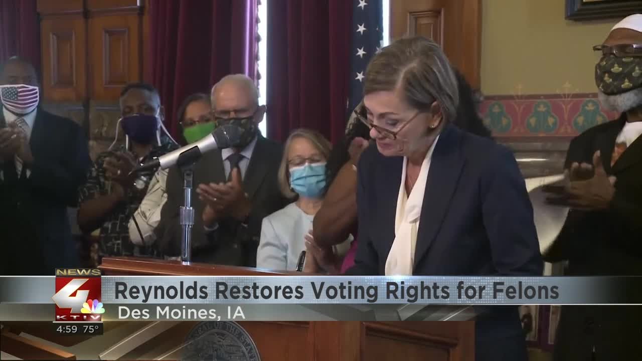Iowa governor signs executive order restoring felon voting rights