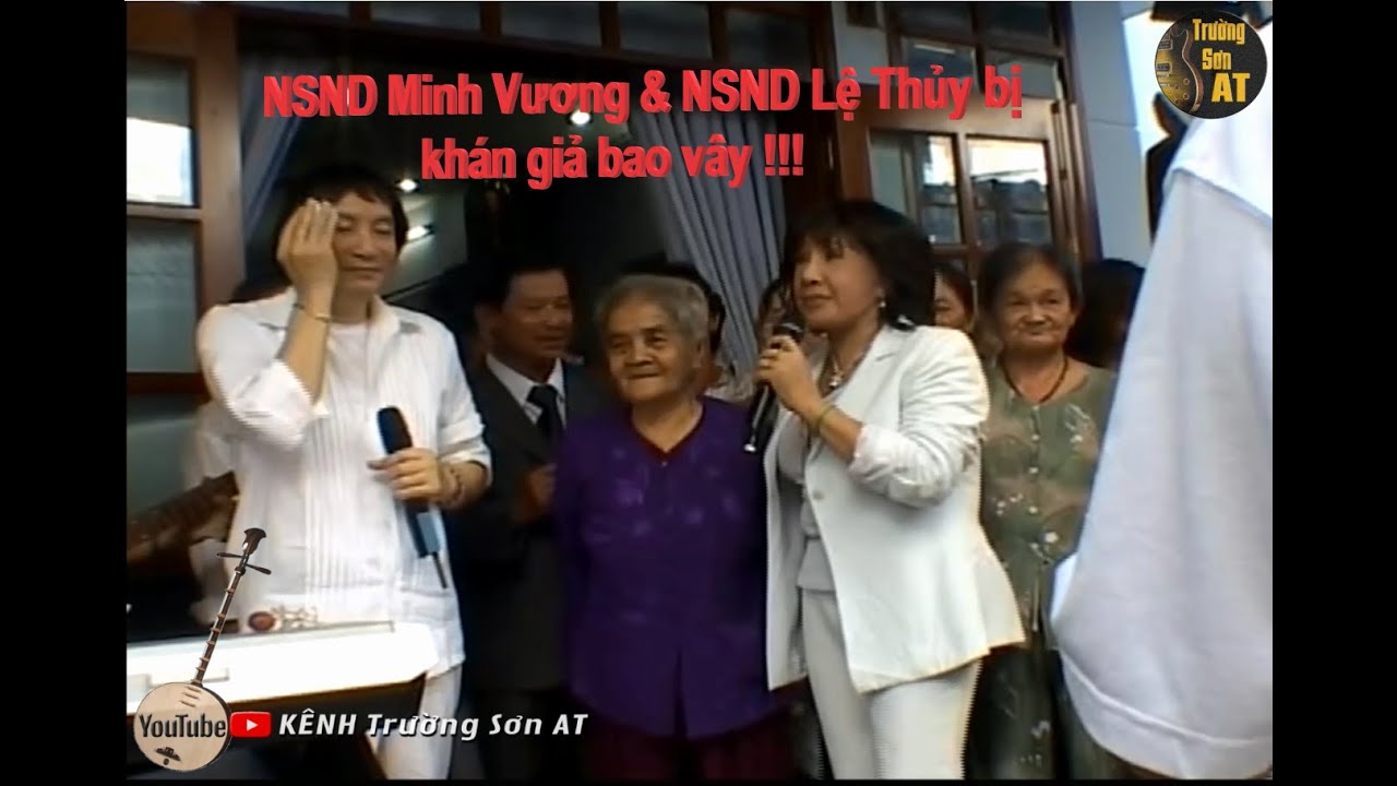 Khán giả bao vây nghệ sĩ không cho hát với lý do chỉ cần được chụp hình với nghệ sĩ