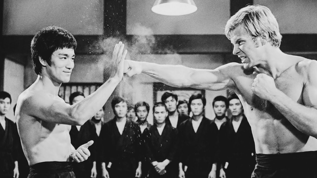 Bruce Lee estaba siendo desafiado públicamente por Joe Lewis… su respuesta sorprendió a todos
