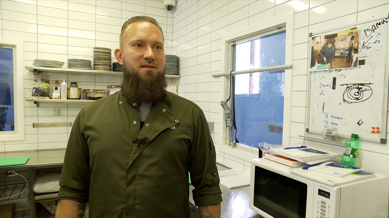 Janus sidder i fængsel - men drømmer om at blive kok