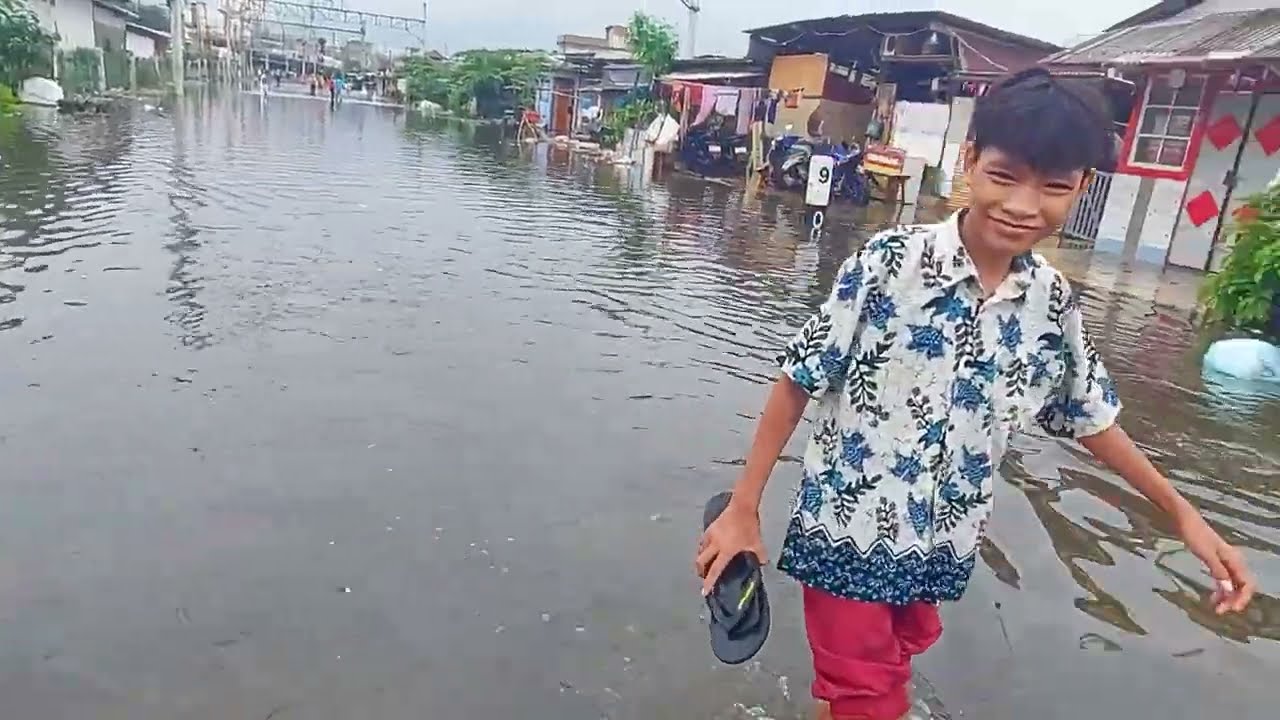 BANJIR !! REL TENGGELAM !! PETAK Stasiun ini 