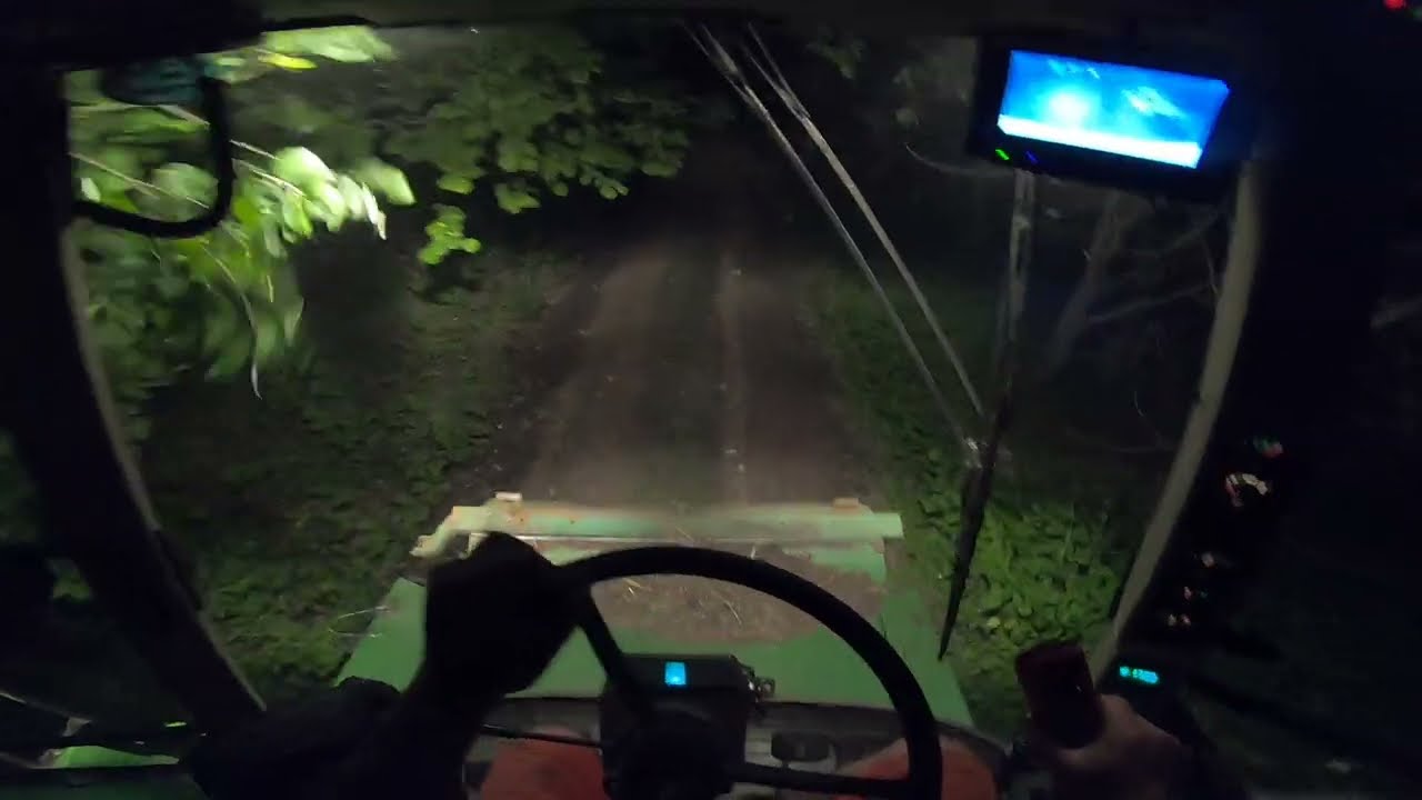Stromy zjazd kombajnem z pola po silnych ulewach - Tak się driftuje na wsi! 🤦‍♂️