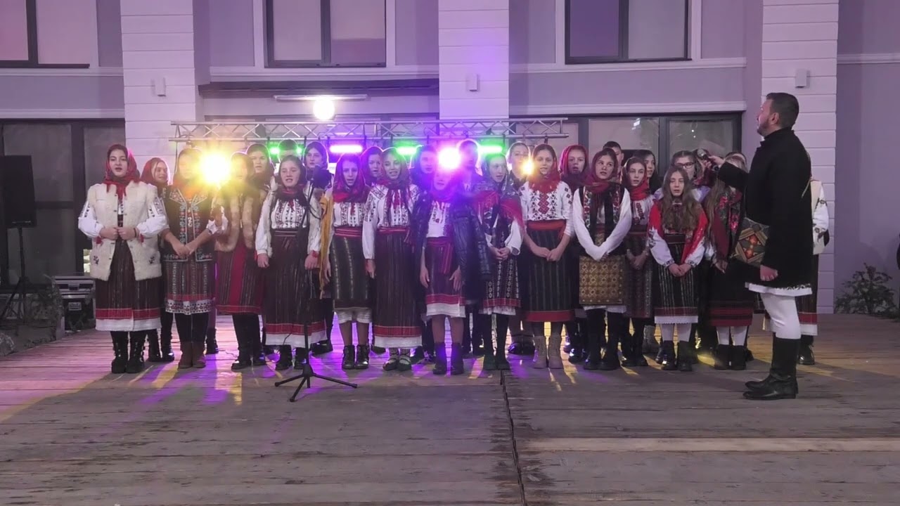 Spectacol deosebit în comuna Boroaia. Datinile de Anul Nou sunt duse mai departe