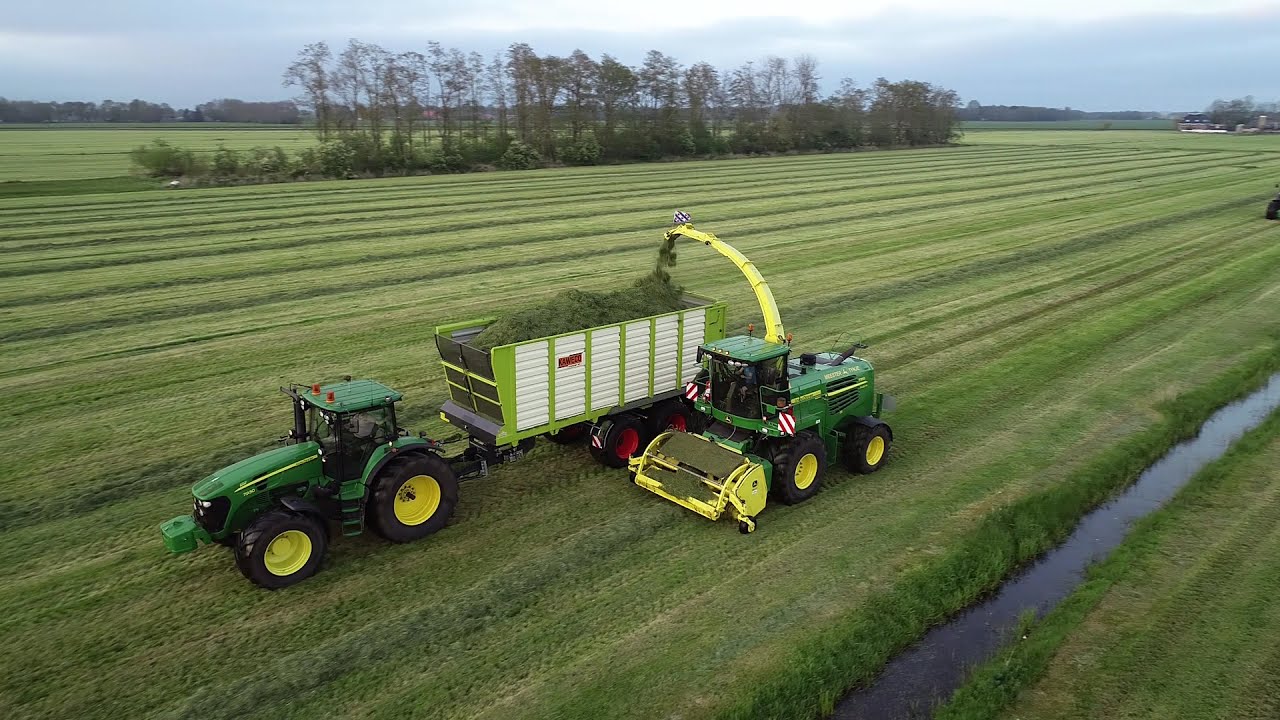 Loonbedrijf G Meester aan het gras hakselen