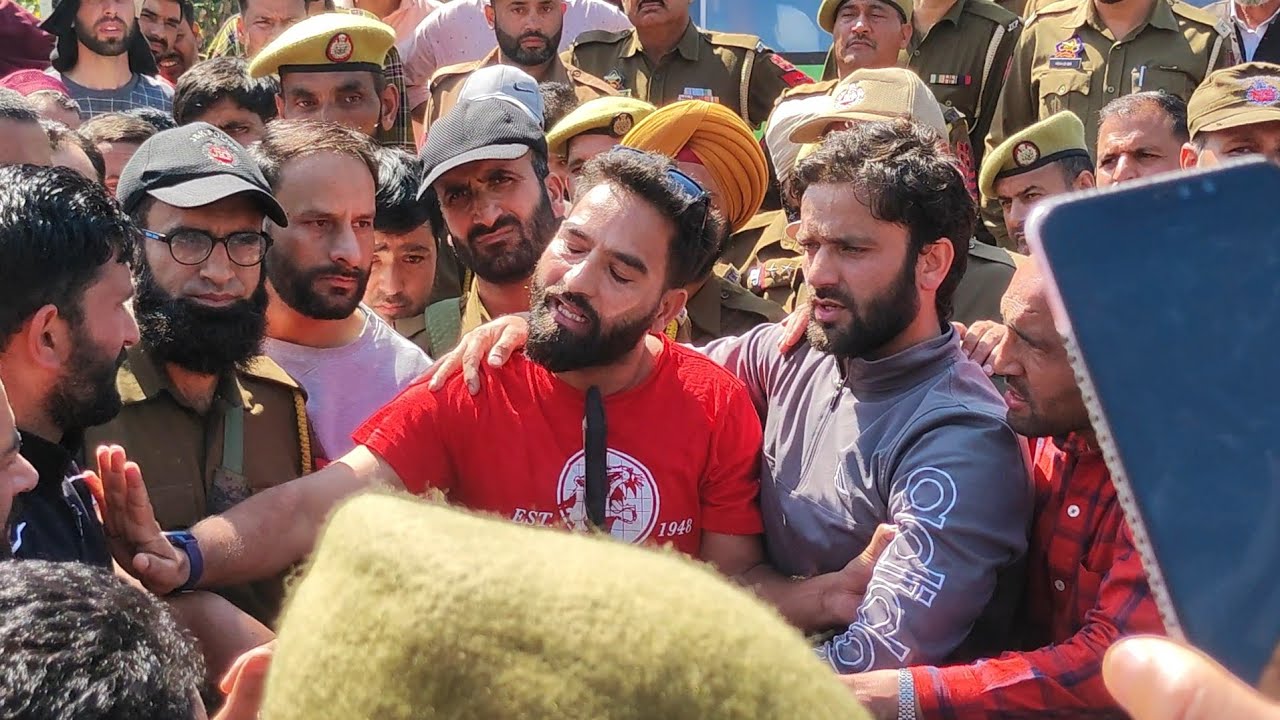 #Watch: MLA Mehraj Malik met Fire and Emergency aspirants outside Secretariat, Jammu